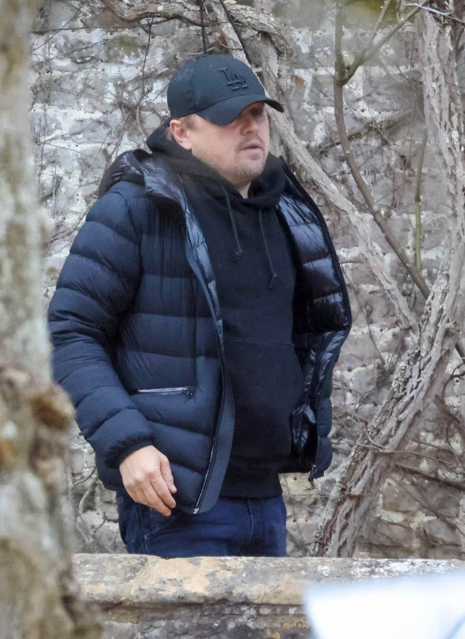  Leonardo Dikaprio krio se od paparaca ispod kaketa i bomber jakne. 