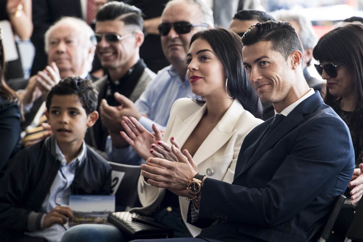  Georgina rodrigez navodno je zaboravila porodicu od kada je u vezi sa Ronaldom. 