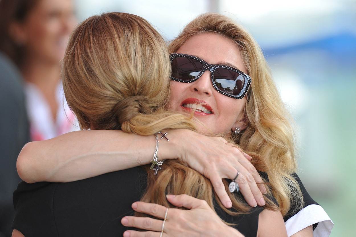 Madona je navodno najboljoj prijateljici ukrala devojku. Madona je navodno najboljoj prijateljici ukrala devojku.
