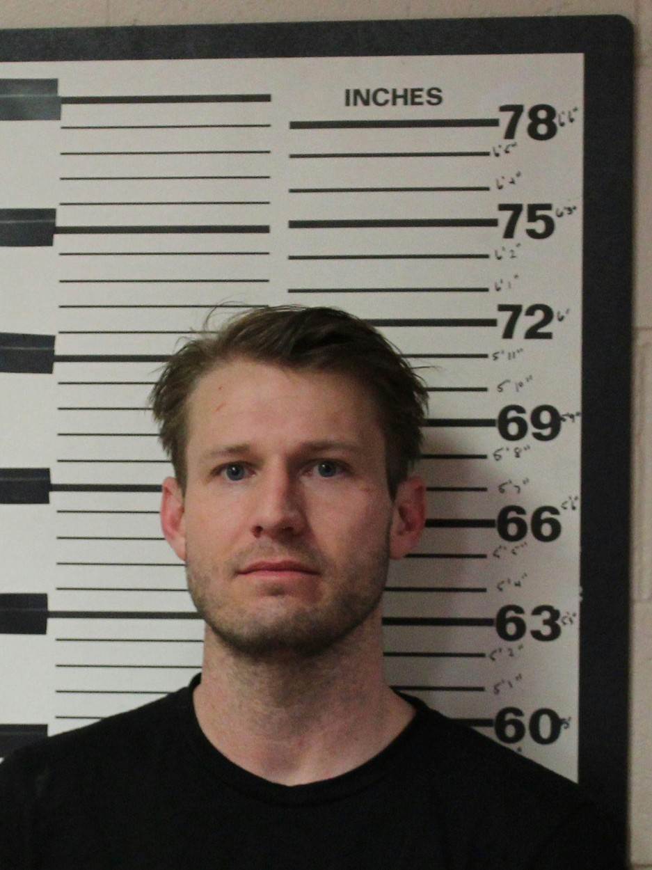  Brajan Hikerson uhapšen je zbog nasilja nad glumicom. 