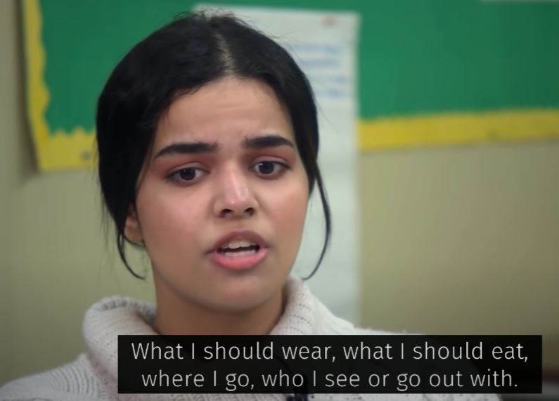 Rahaf Mohamed kaže da joj je bilo branjeno sve, kao i da je strogo kontrolisano šta će da kaže, obuče, uradi... Rahaf Mohamed kaže da joj je bilo branjeno sve, kao i da je strogo kontrolisano šta će da kaže, obuče, uradi...