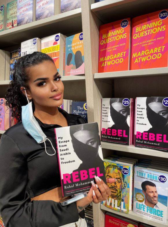Rahaf Mohamed detalje zlostavljanja opisala je u svojoj knjizi. Rahaf Mohamed detalje zlostavljanja opisala je u svojoj knjizi.