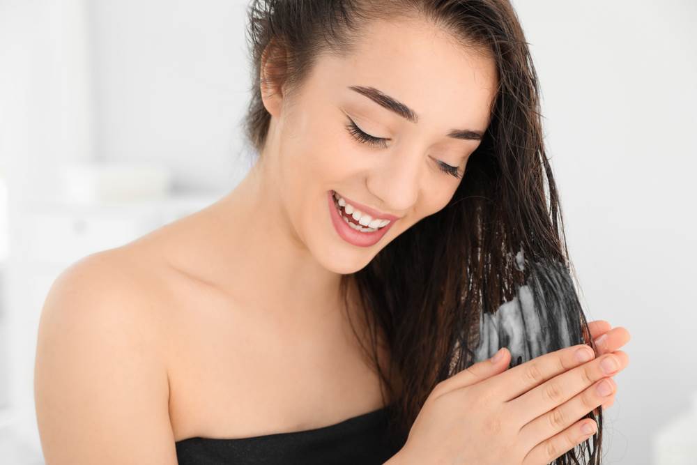  frizeri tvrde da bi regenerator trebalo da se nanosi na kosu pre šampona 