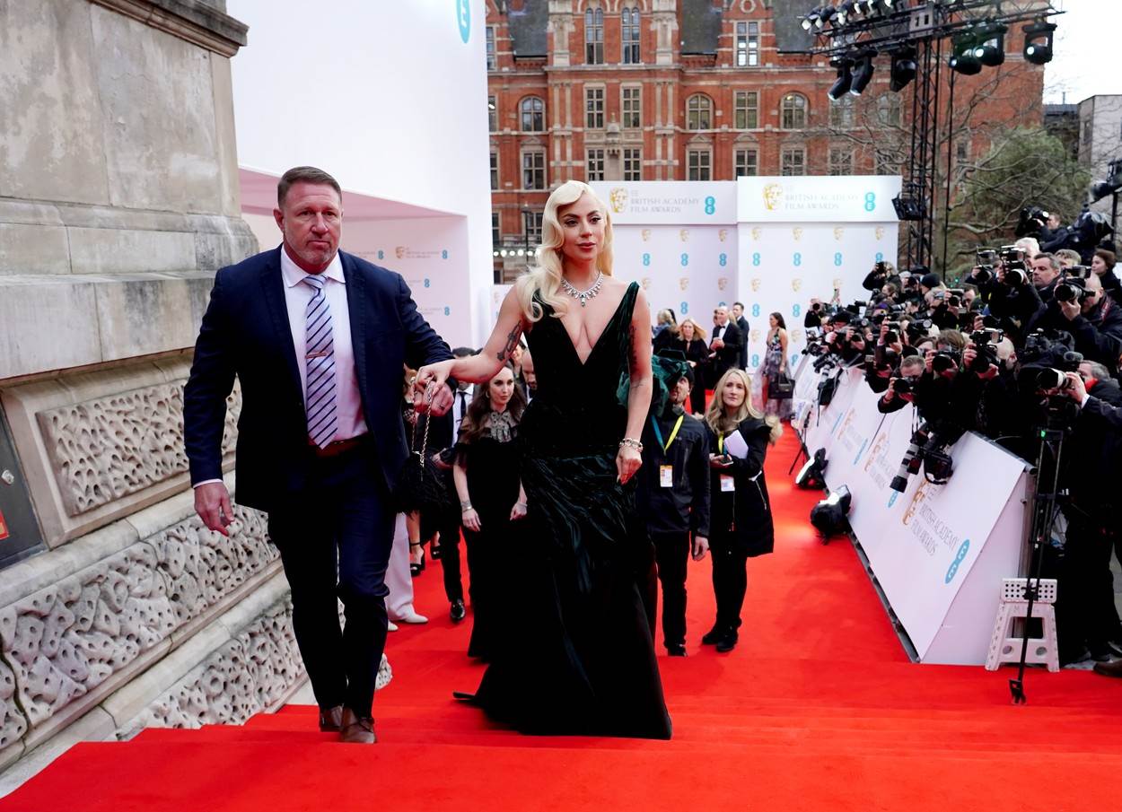  Ledi Gaga se na dodeli BAFTA nagrada se pojavila u smaragdno zelenoj haljini pravljenoj baš za nju. 