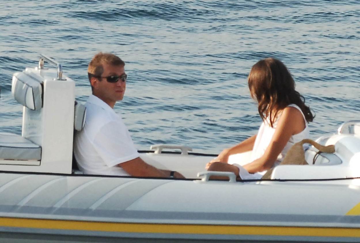 Daša Žukova je bila poslednja supruga Romana Abramoviča, a i dan-danas spominje se skandal koji joj je obeležio karijeru. Daša Žukova je bila poslednja supruga Romana Abramoviča, a i dan-danas spominje se skandal koji joj je obeležio karijeru.