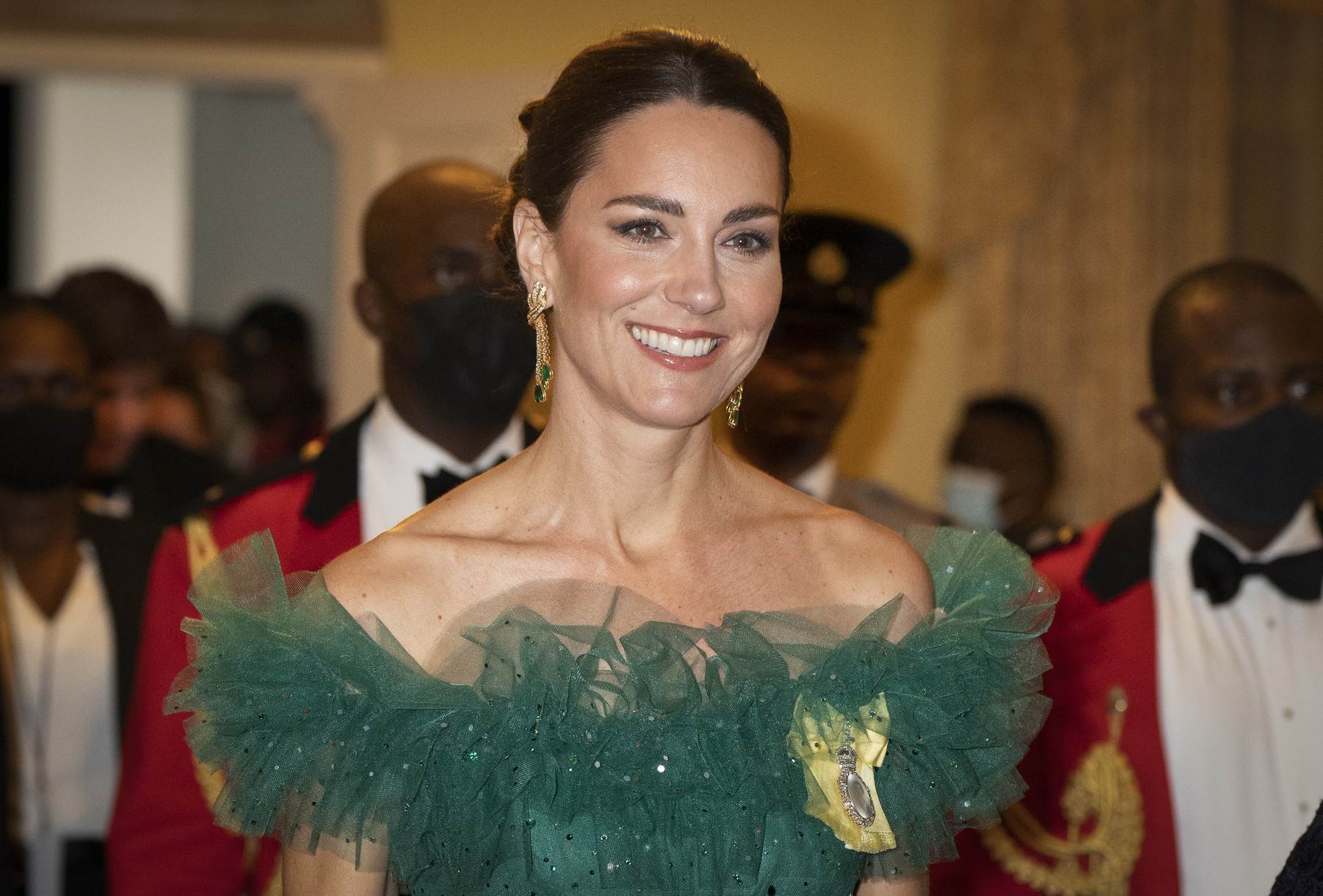  Kejt Midlton oduševila je raskošnom zelenom haljinom koju je ponela na svečanoj večeri na Bahamima. 