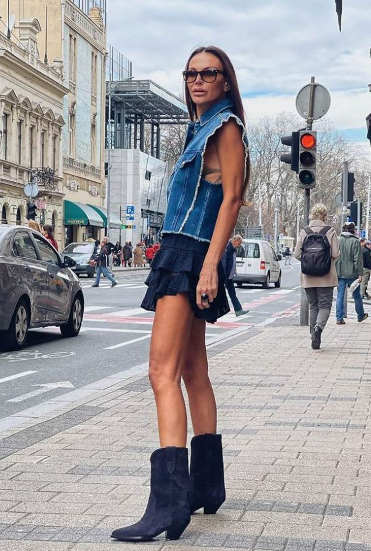  Jasmina Šupeljak bira model crnih kaubojki koje kombinuje sa teksas prslukom i haljinom. 