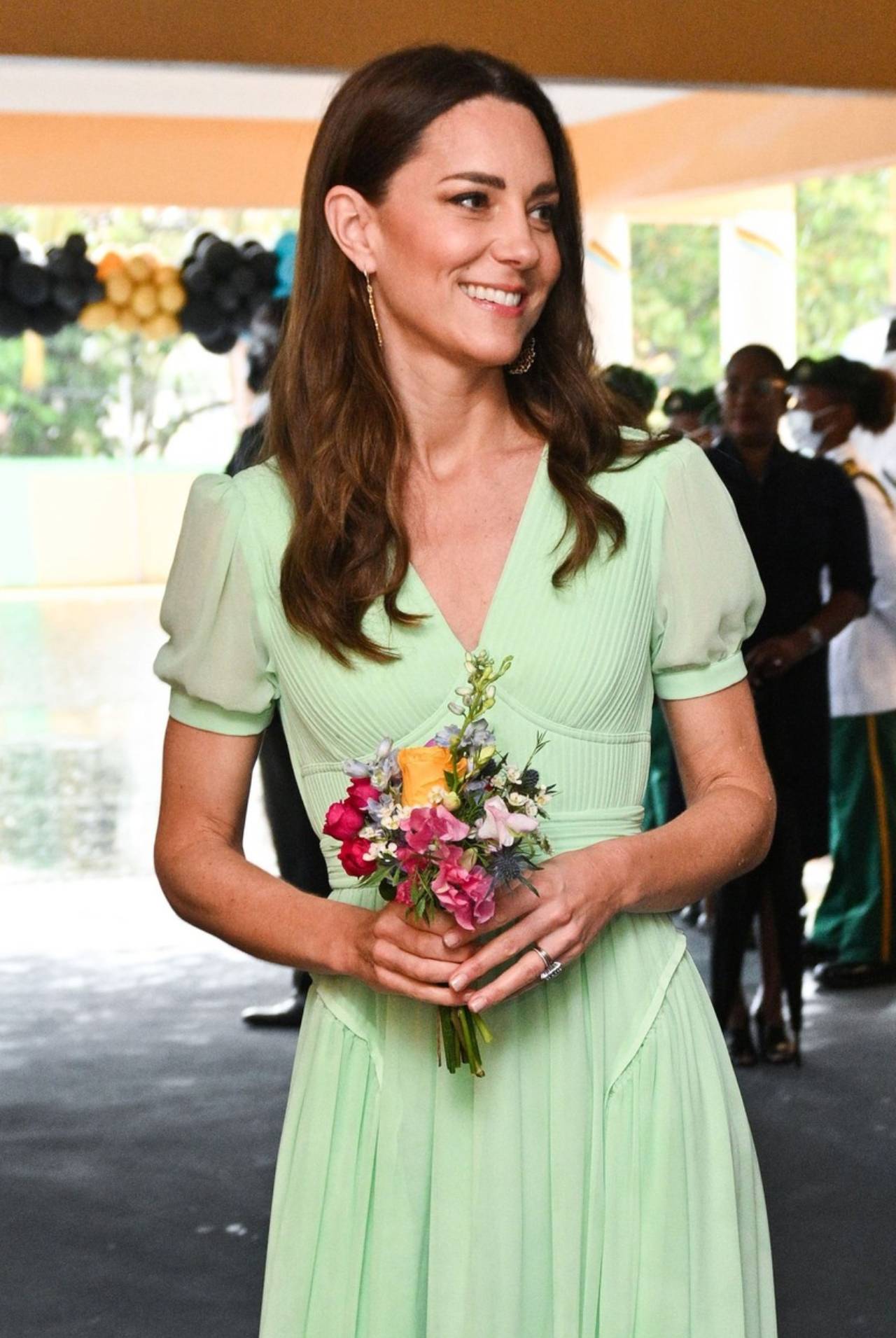  Kejt Midlton prošetala je u pastelno zelenoj haljini od šifona. 