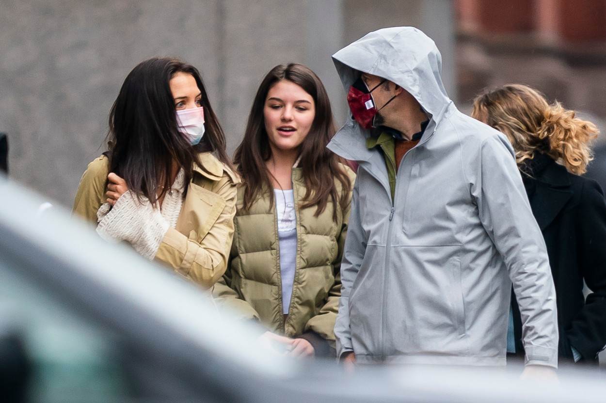 Suri Kruz ne želi da priča o biološkoj ćerki. Suri Kruz ne želi da priča o biološkoj ćerki.
