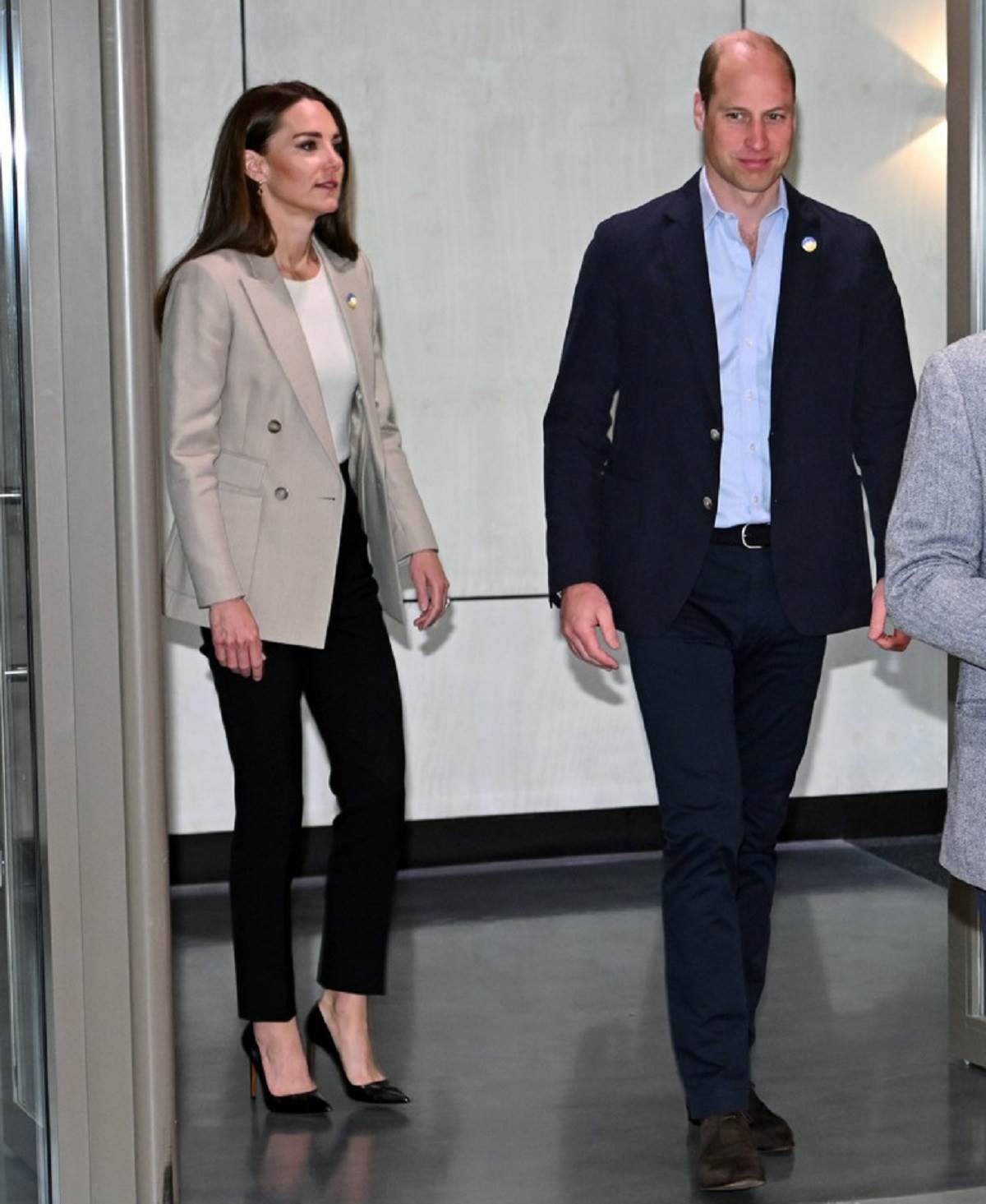  Kejt Midlton uvek nosi blejzer, belu majicu i crne pantalone. 
