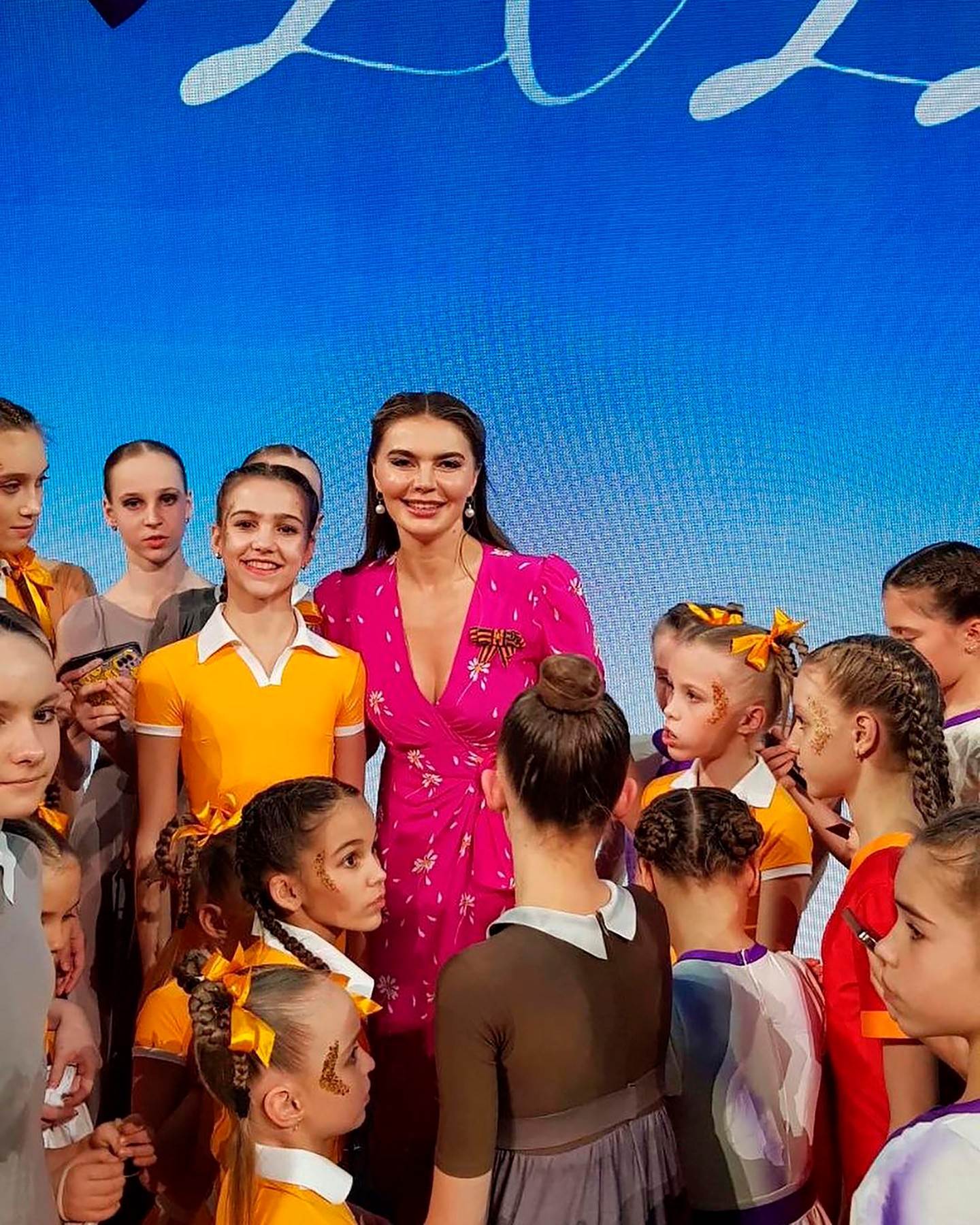  Alina Kabajeva pozirala je sa devojčicama u uniformi. 