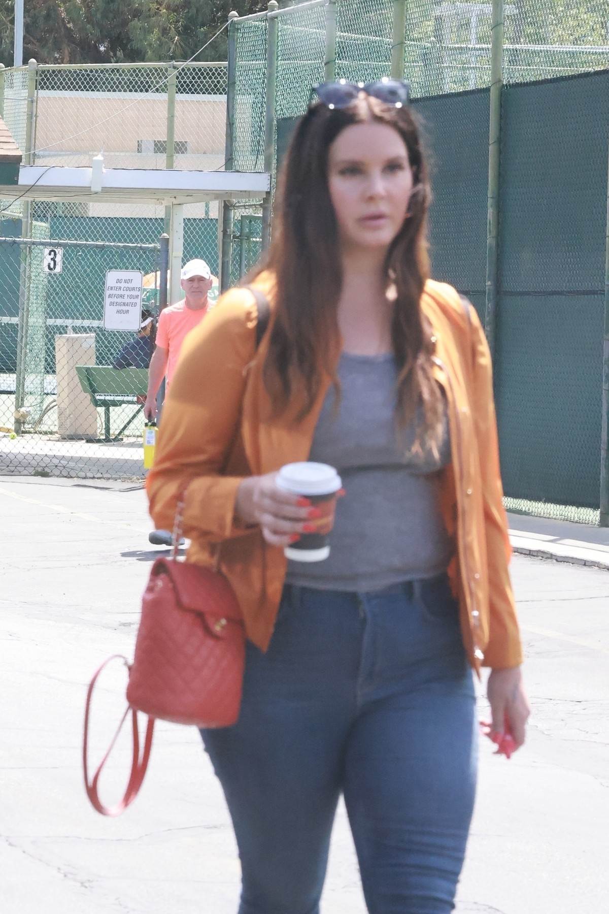  Lana Del Rej snimljena na ulicama Los Anđelesa u aprilu 