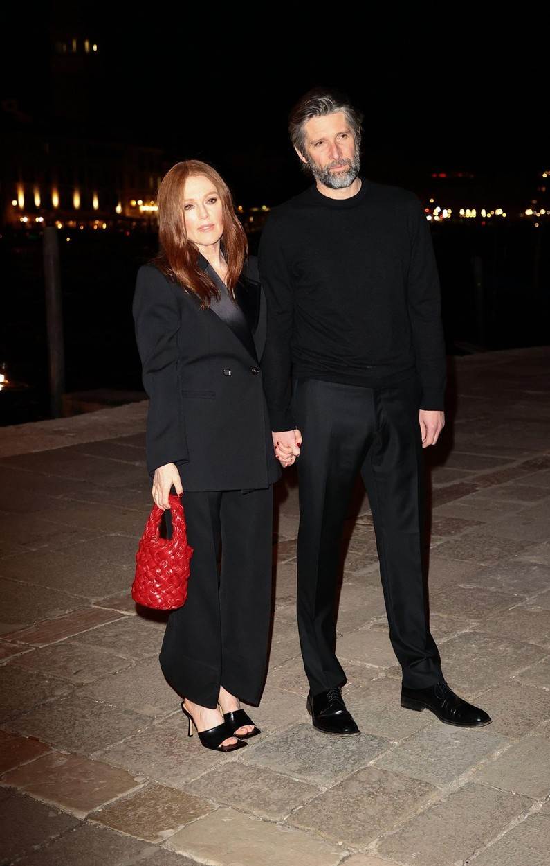  Džulijen Mur s partnerom u Veneciji 