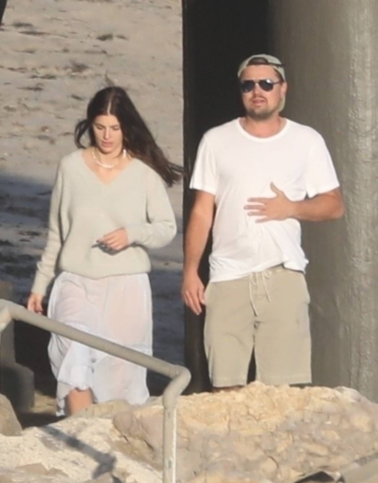  Leonardo Dikaprio i Kamila Morone uhvaćeni su prilikom šetnje plažom. 