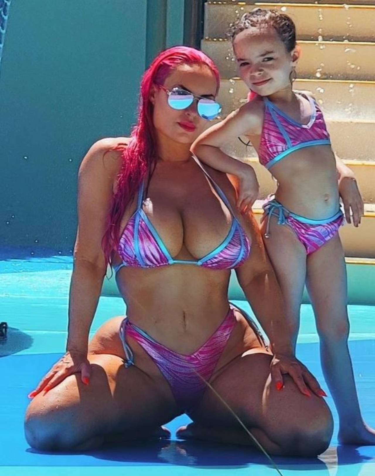  Koko Ostin okačila je fotografije sa ćerkom u identičnim kupaćim kostimima. 