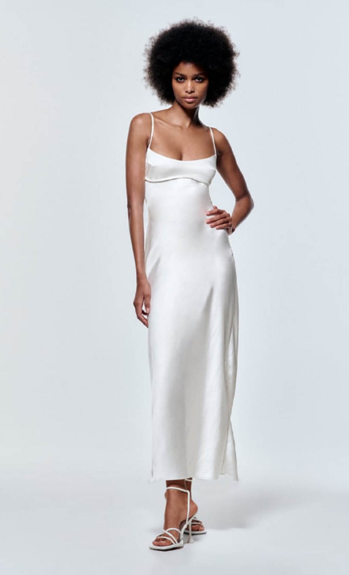  Zarina bela slip haljina specifična je zbog šava ispod grudi. 