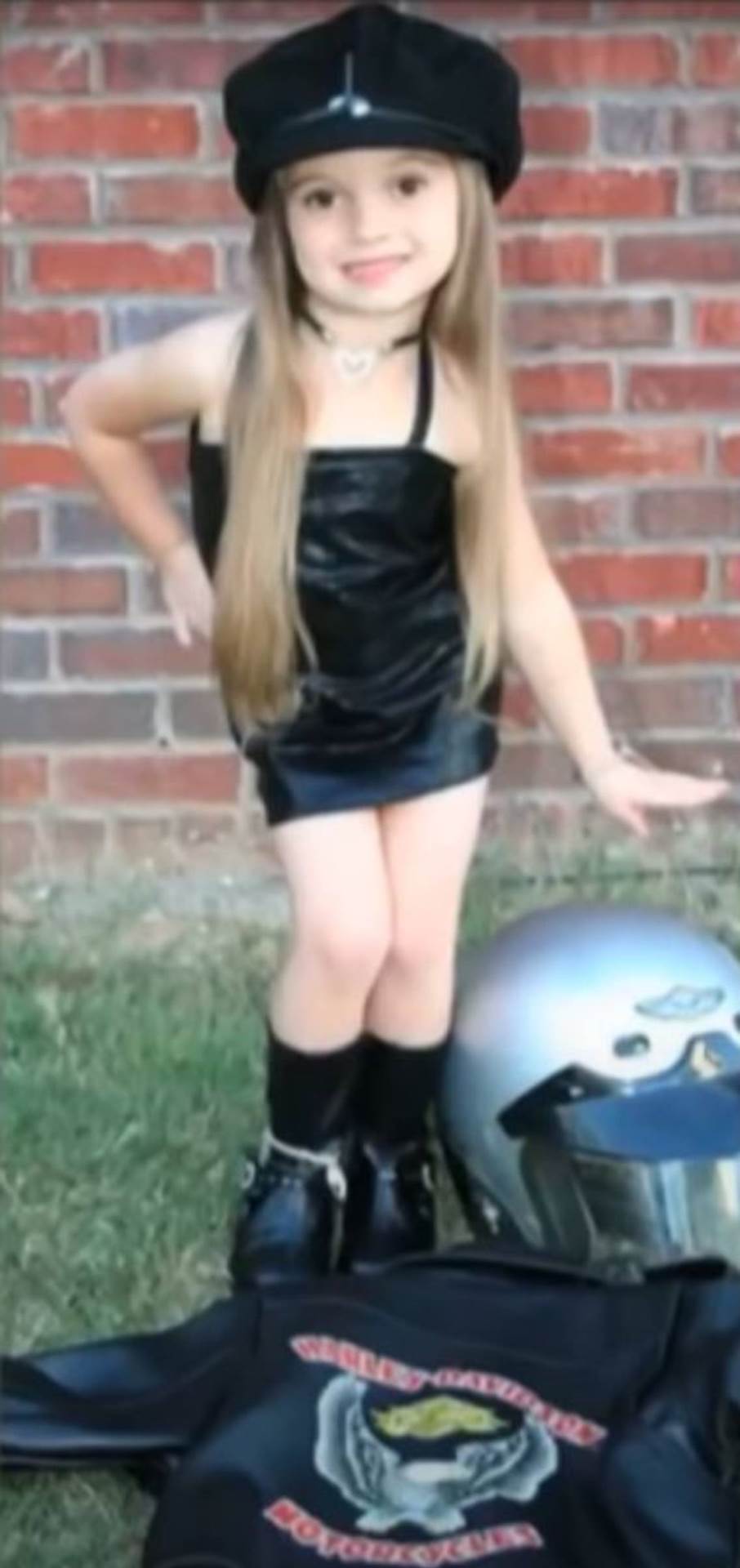 Pejsli Diki majka je oblačila u provokativne kostime od 3. godine, a kritike je izazvala i kostim seksi policajke. 