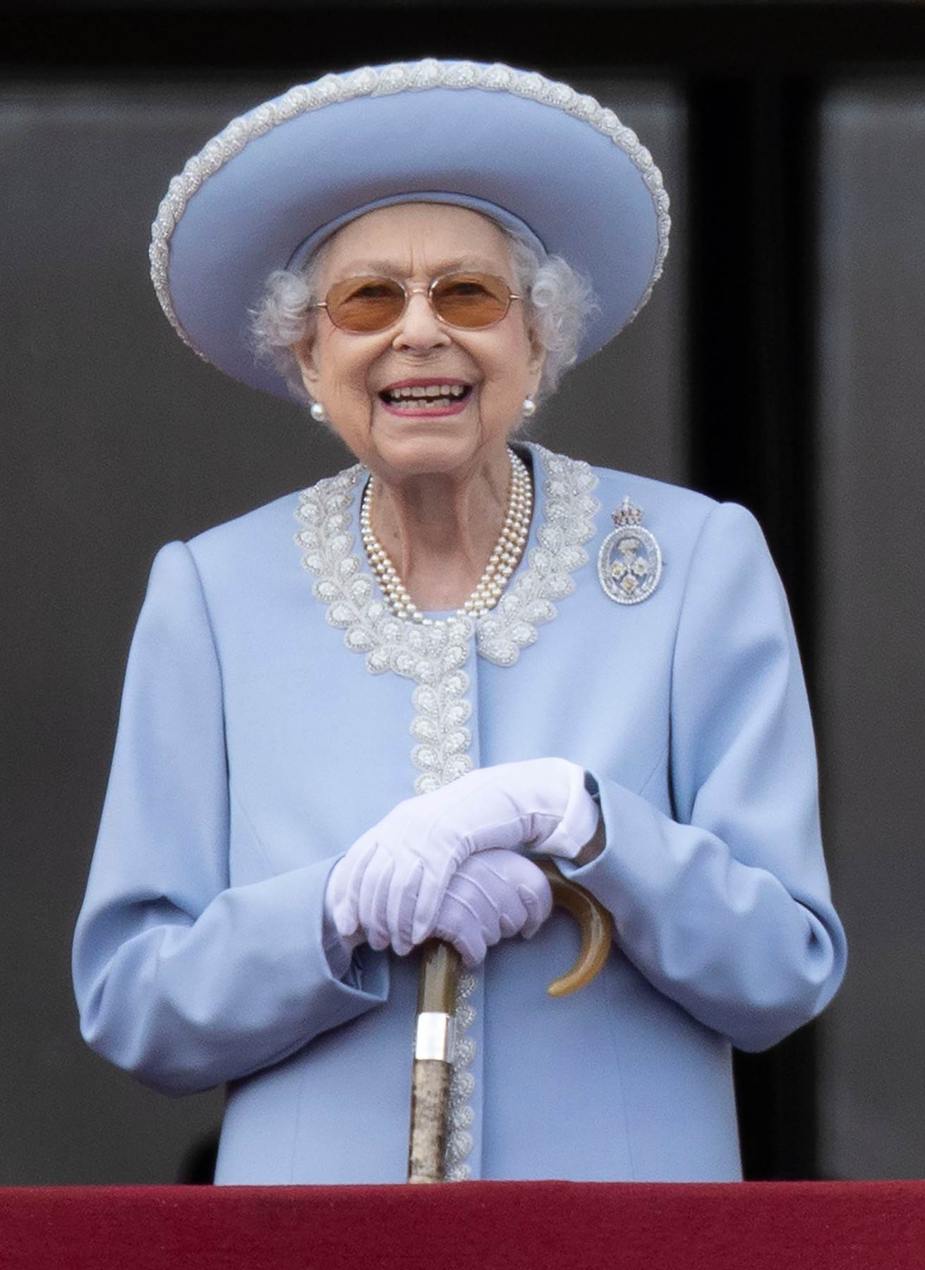 kraljica elizabeta u nežno plavom kostimu. 