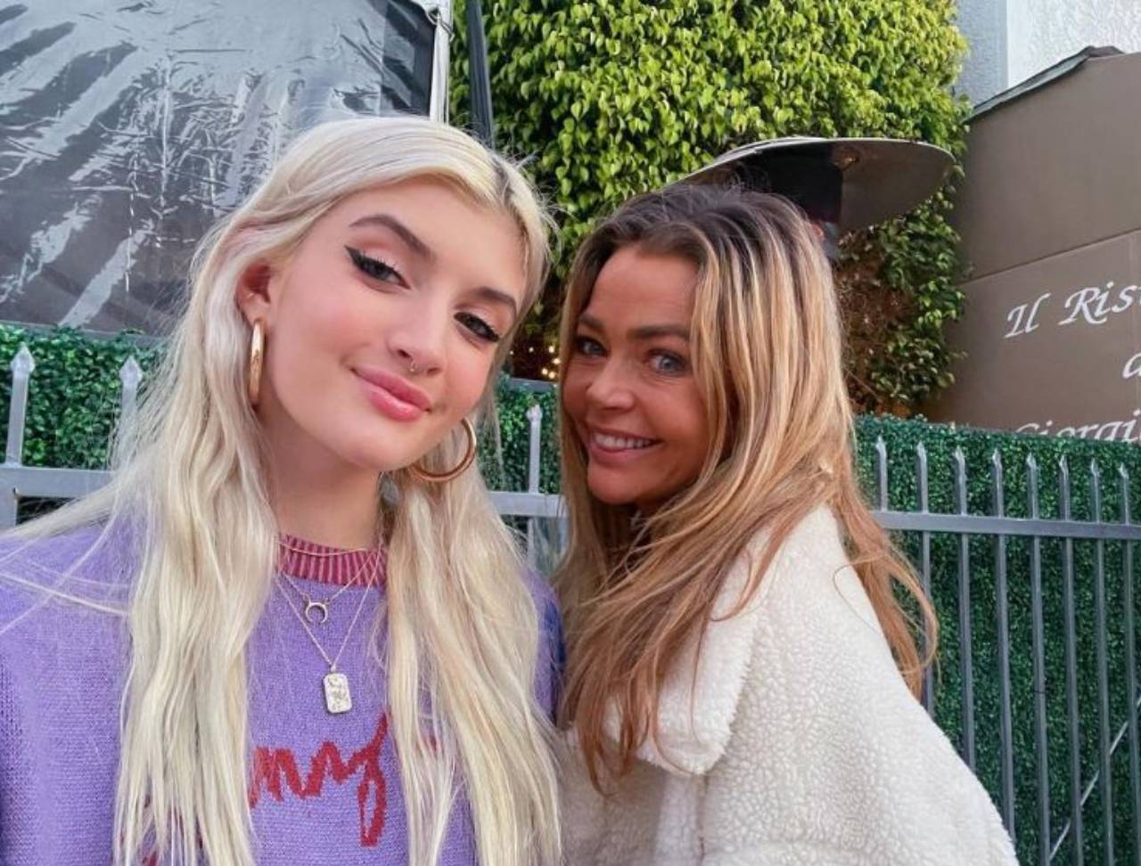 Ćeka Deniz Ričards snimaće sa njom za Only Fans. Ćeka Deniz Ričards snimaće sa njom za Only Fans.