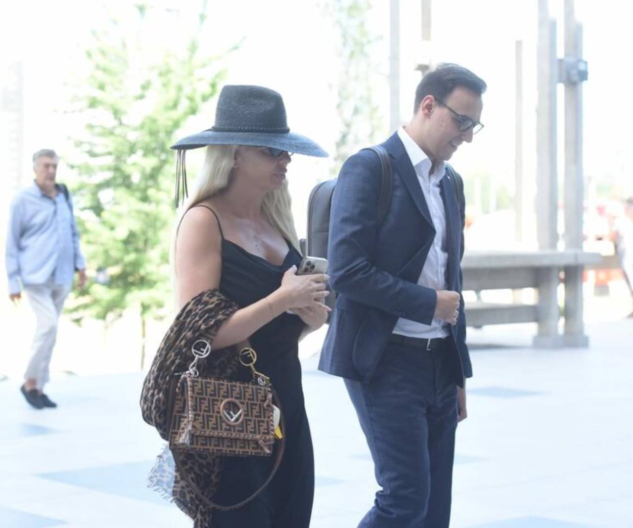  jelena karleuša ceo look upotpunila je zanimljivim aksesoarima. 