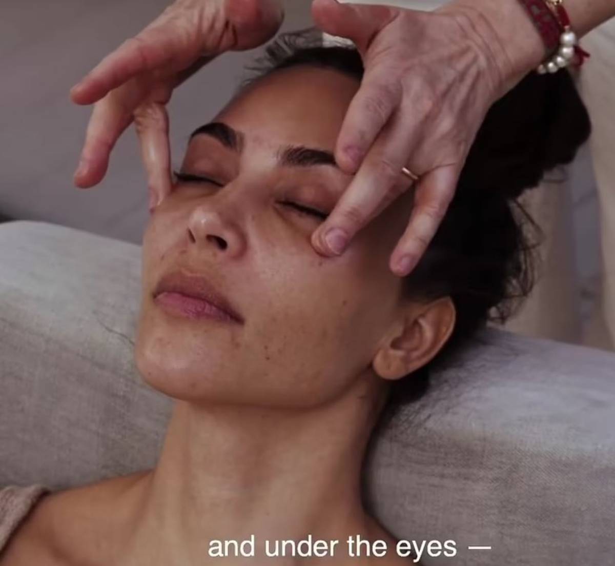  Kim Kardašijan njena kozmetičarka odradila je tretman lica. 