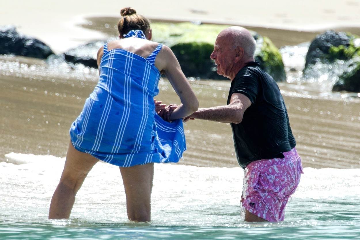  Džeri Hol sa Rupertom Mardokom na plaži. 