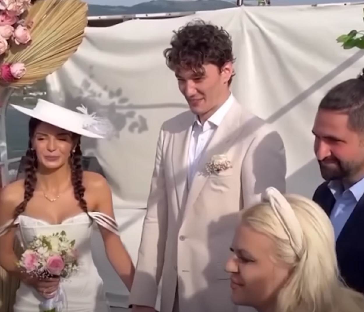  NBA košarkaš Klivlenda Čedi Osman i poznata turska glumica Ebru Šahin venčali su se juče u Ohridu. 