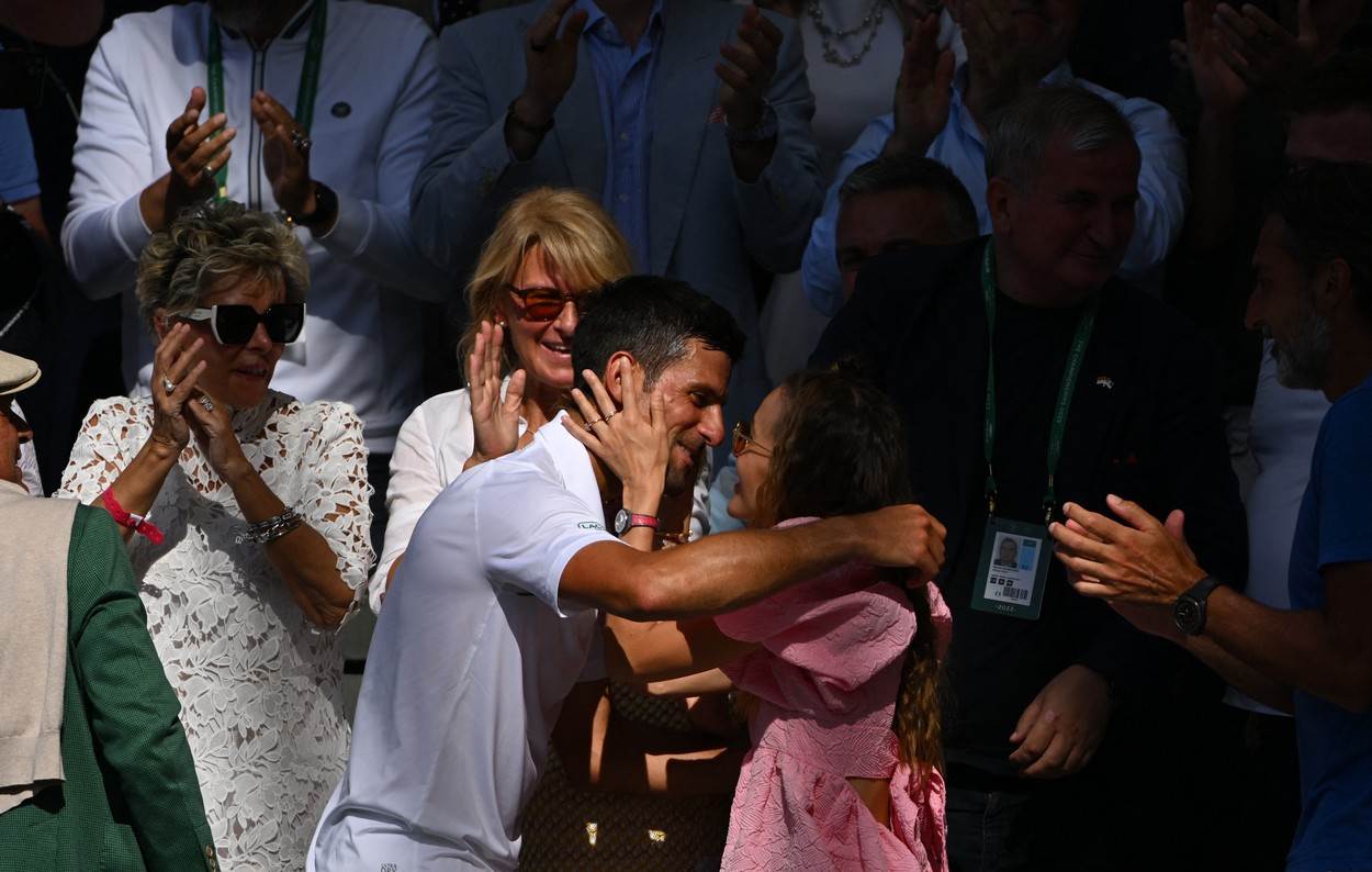  Dijana Đoković bila je vidno oduševljena kada je teniser pritrčao svojoj supruzi kako bi je poljubio nakon osvojene titule. 