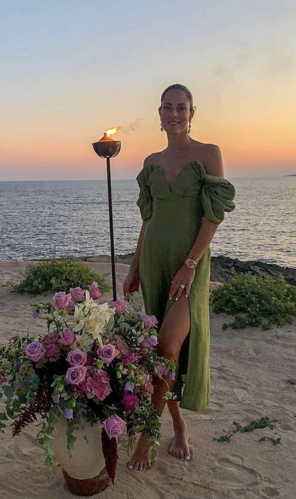  Ana Ivanović nosi zelenu haljinu. 