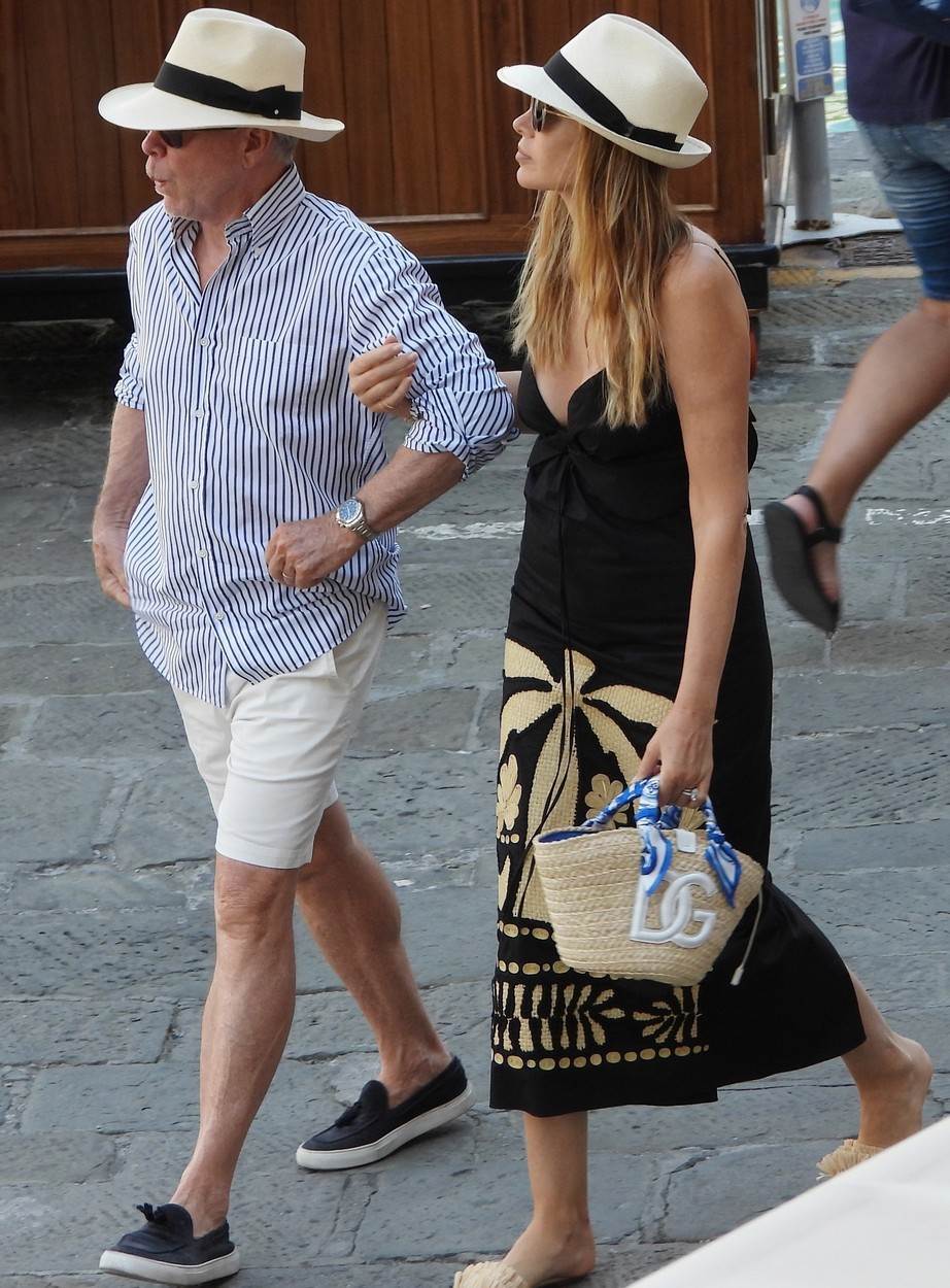  Tomi Hilfiger sa ženom uživa u Sen Tropeu. 