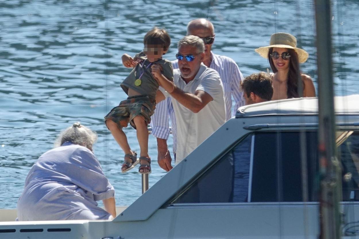  Džordž Kluni drži sina. 