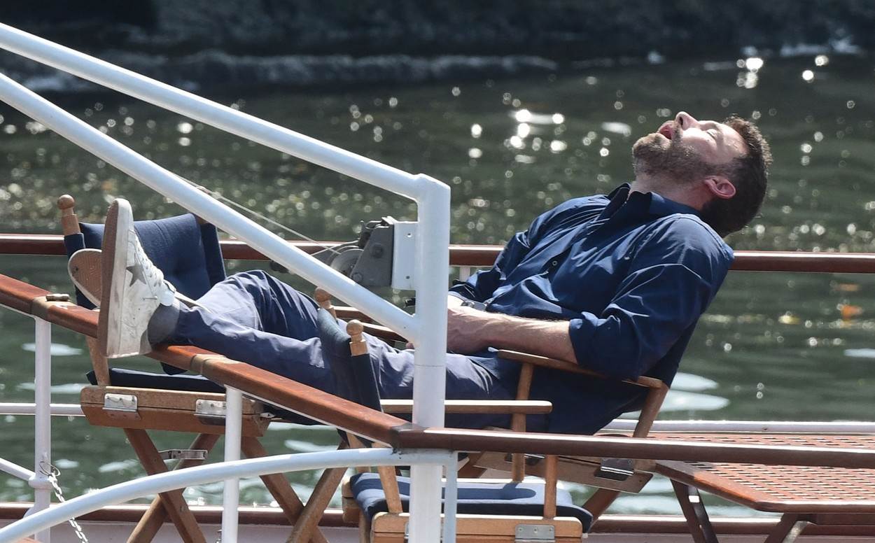  Ben Aflek zaspao je tokom romantične vožnje brodom. 
