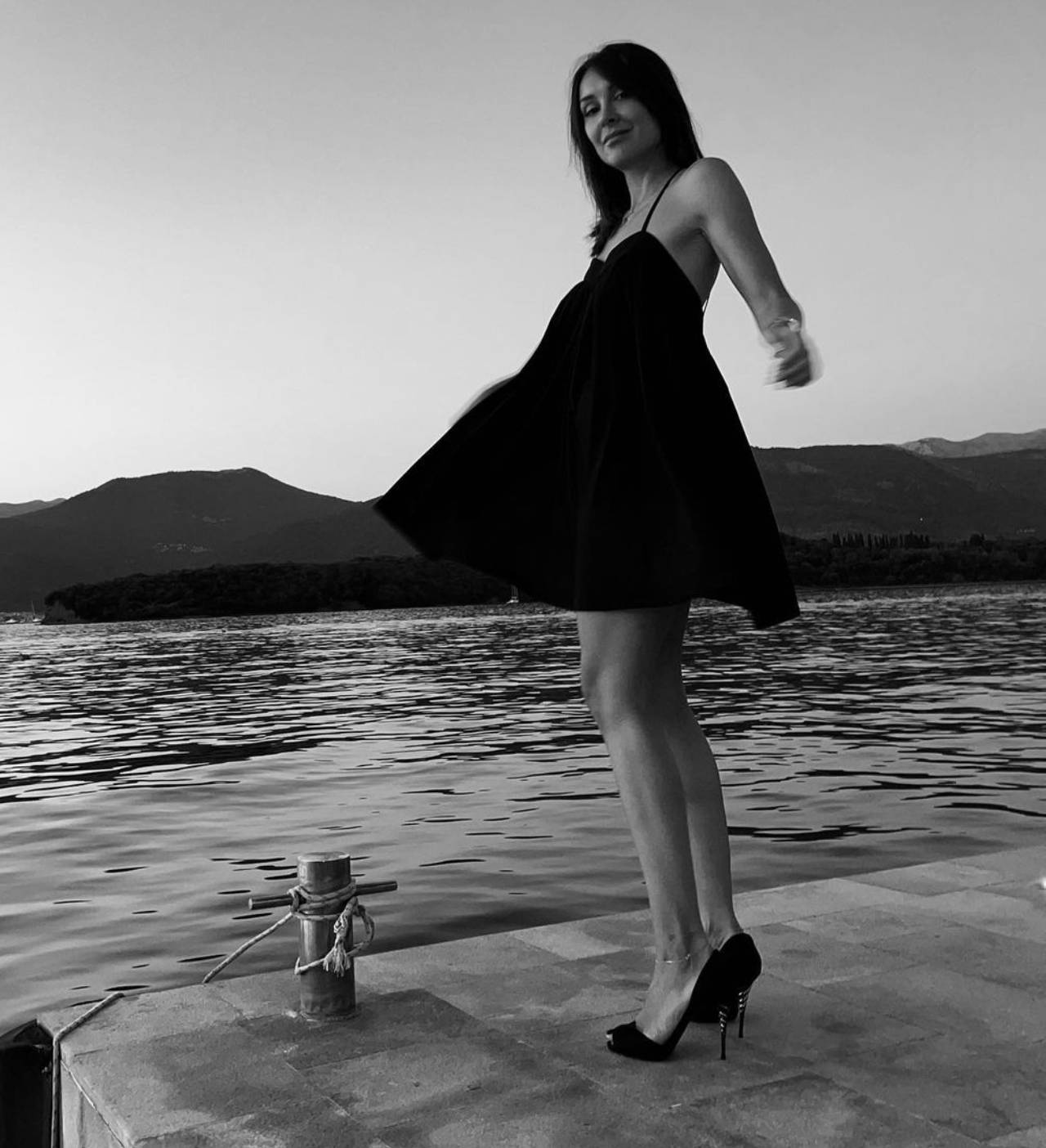  Dragana Mićalović oduševila je pratioce malom crnom haljinom. 