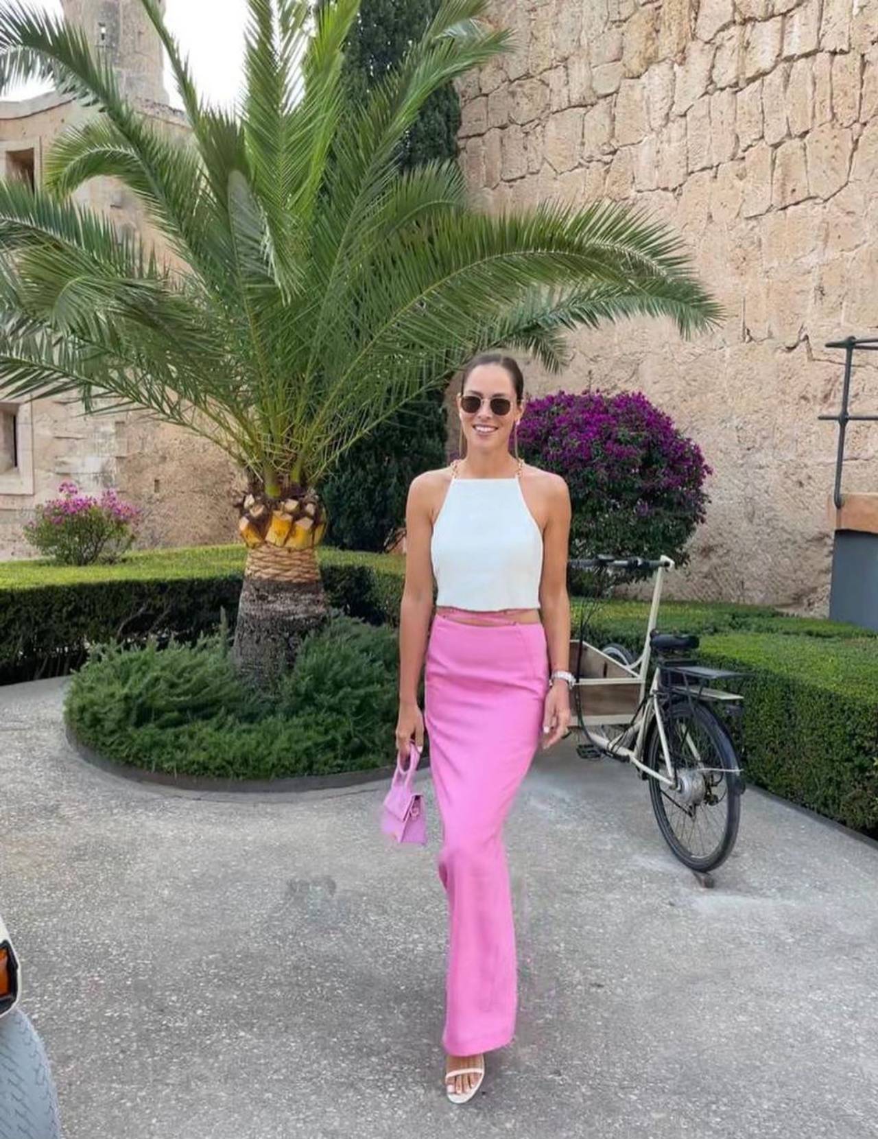  Ana ivanović oduevila je sve pink izdanjem sa ružičastom Jacquemus torbicom. 