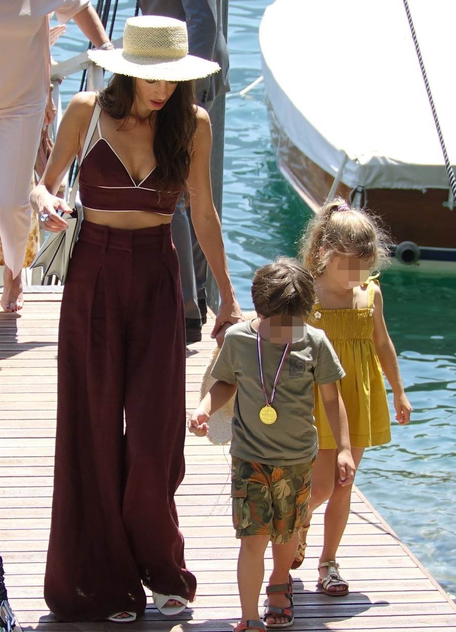  Amal Kluni sa ćerkom i sinom. 