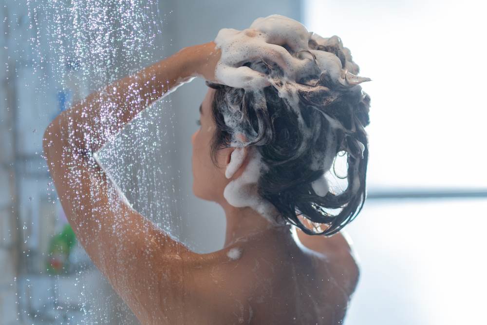  Prvo pomešajte šampon sa malo vode kako biste stvorili sapunicu. 