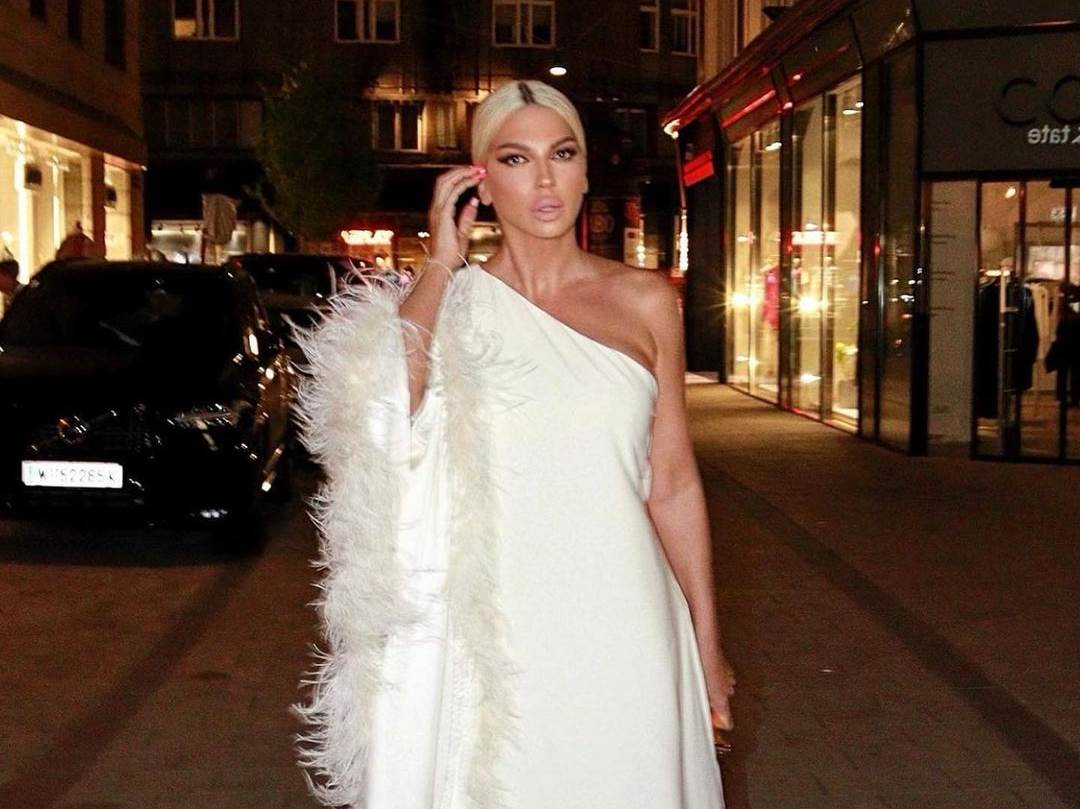  Jelena Karleuša u haljini sa detaljima perja koji su trenutno hit na modnoj sceni. 