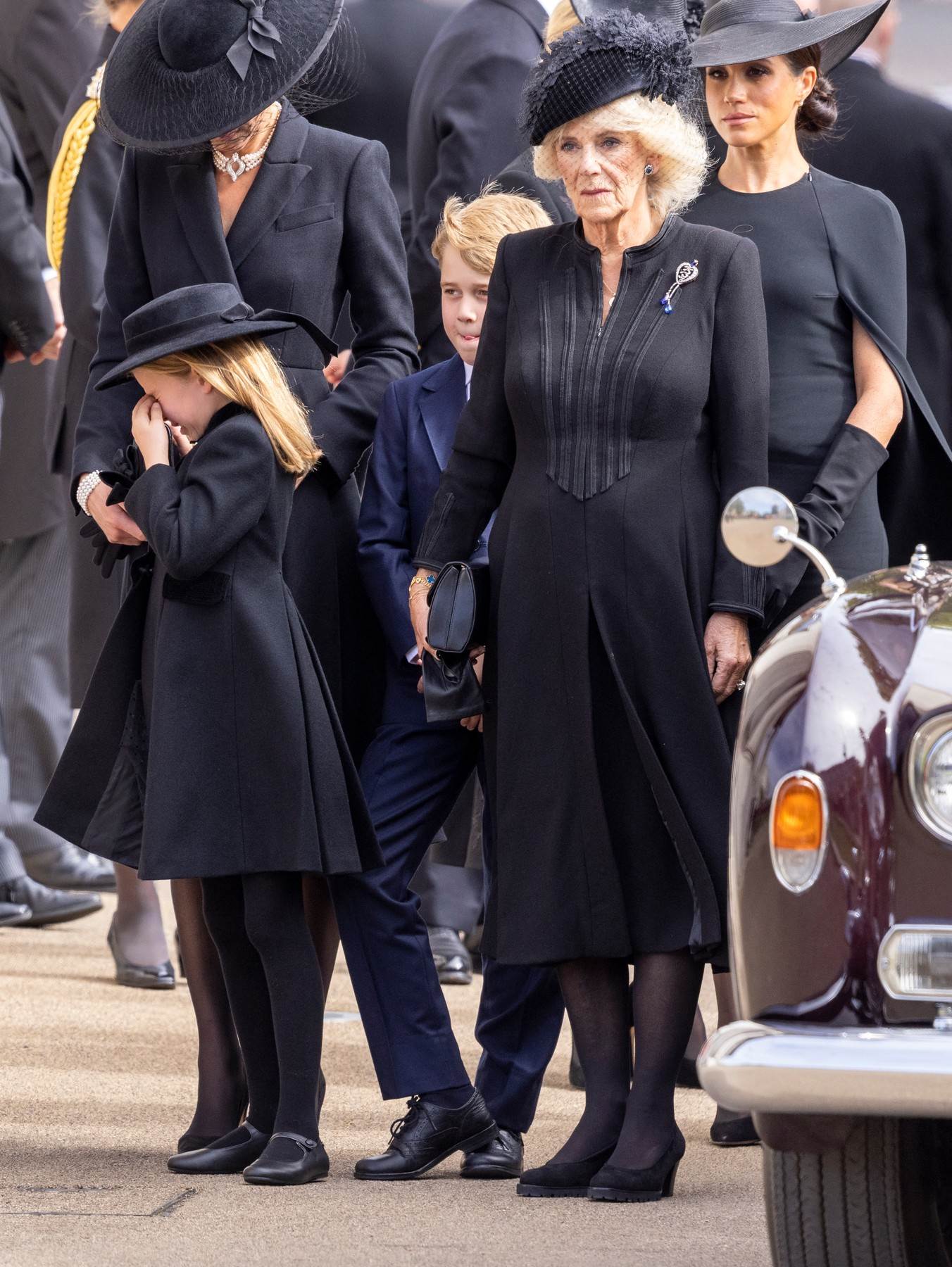  Princeza Šarlot Elizabet plače na sahrani prabake kraljice Elizabete II. 