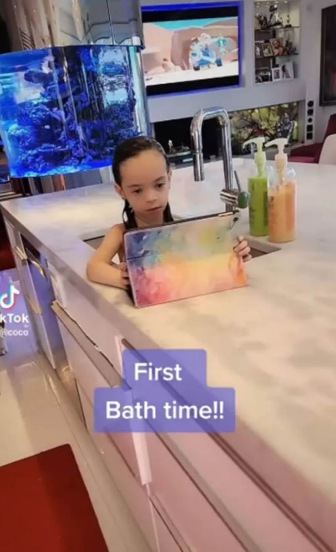  Ćerka Koko Ostin kupa se u sudoperi. 