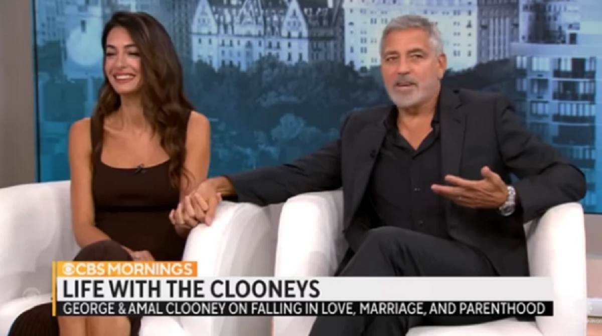  Džordž Kluni uhvatio Amal za ruku u emisiji. 