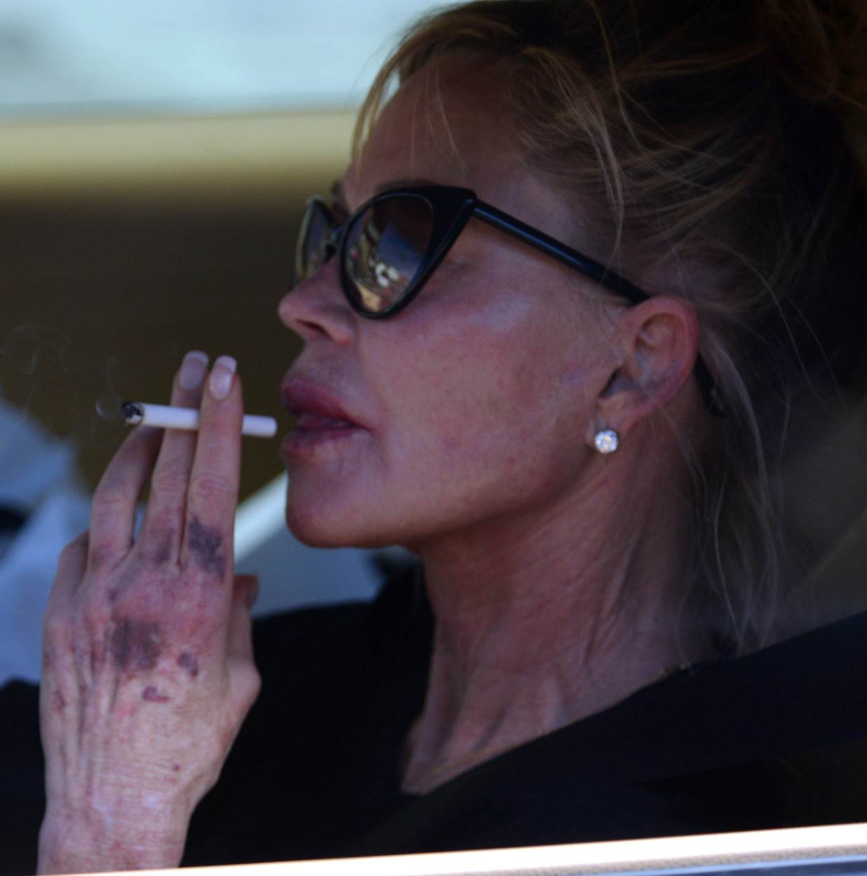  Melani Grifit i dalje puši iako ne bi smela. 