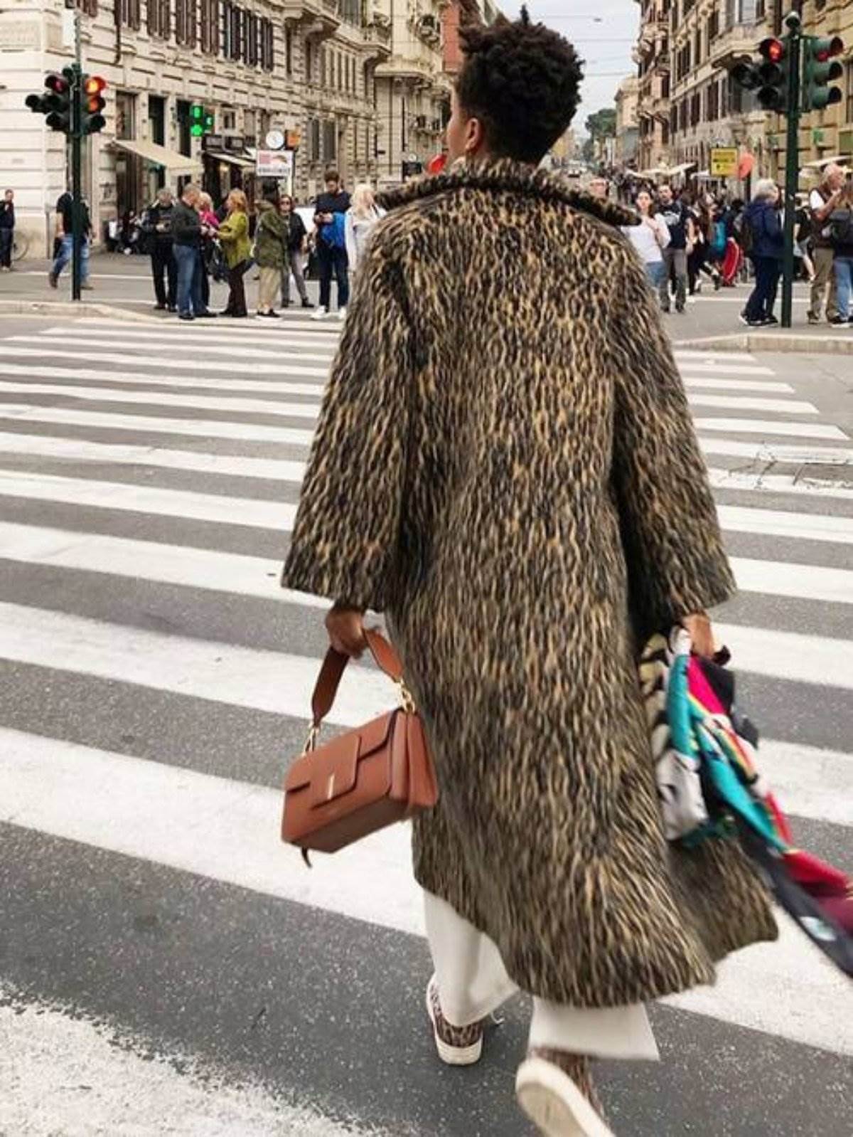  Eli sa Slip Into Style kombinuje kaput sa leopard printom sa belim farmerkama i braon torbom 