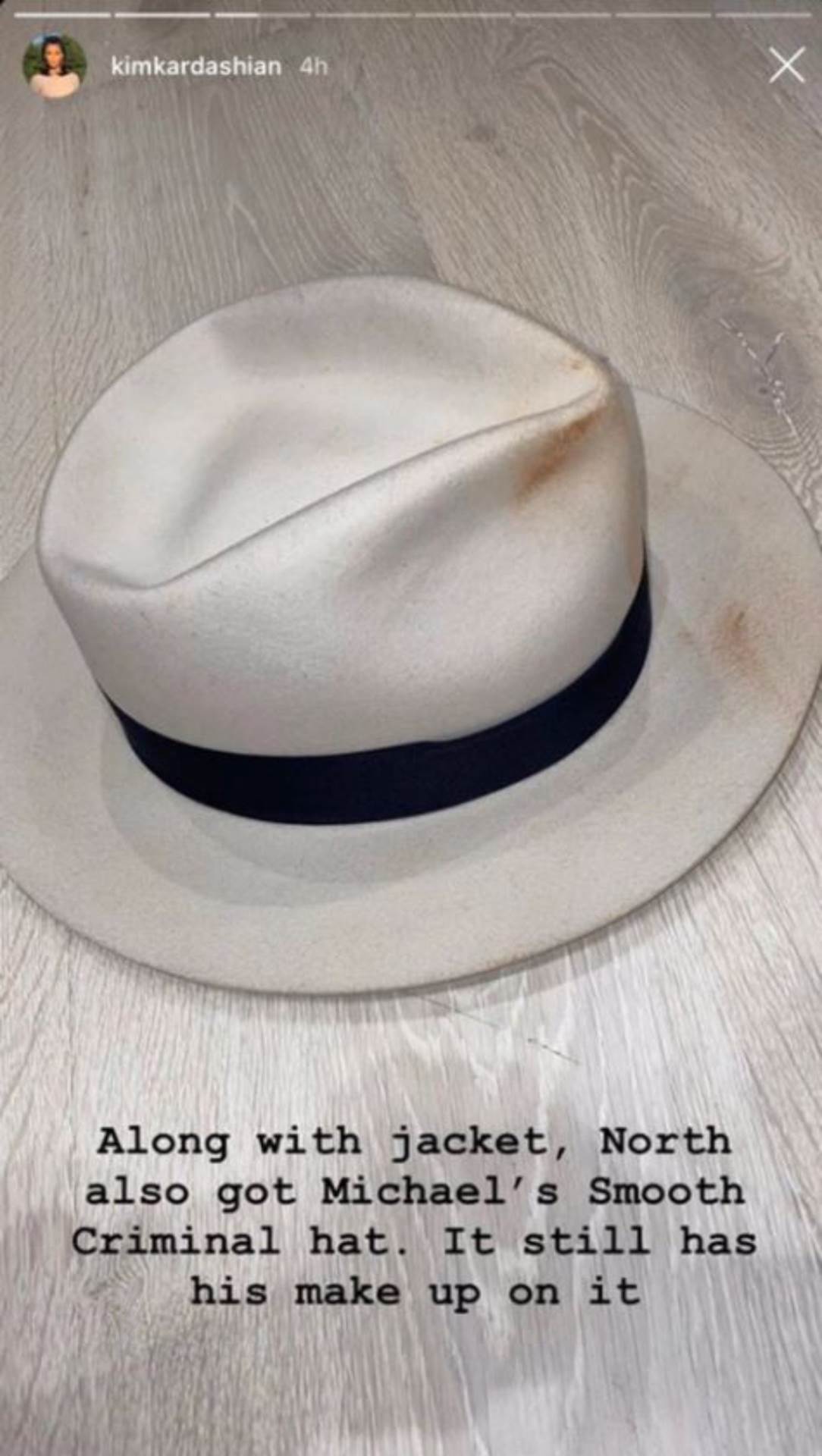  Kim Kardašijan kupila je za Nort Vest šešir Majkla Džeksona. 
