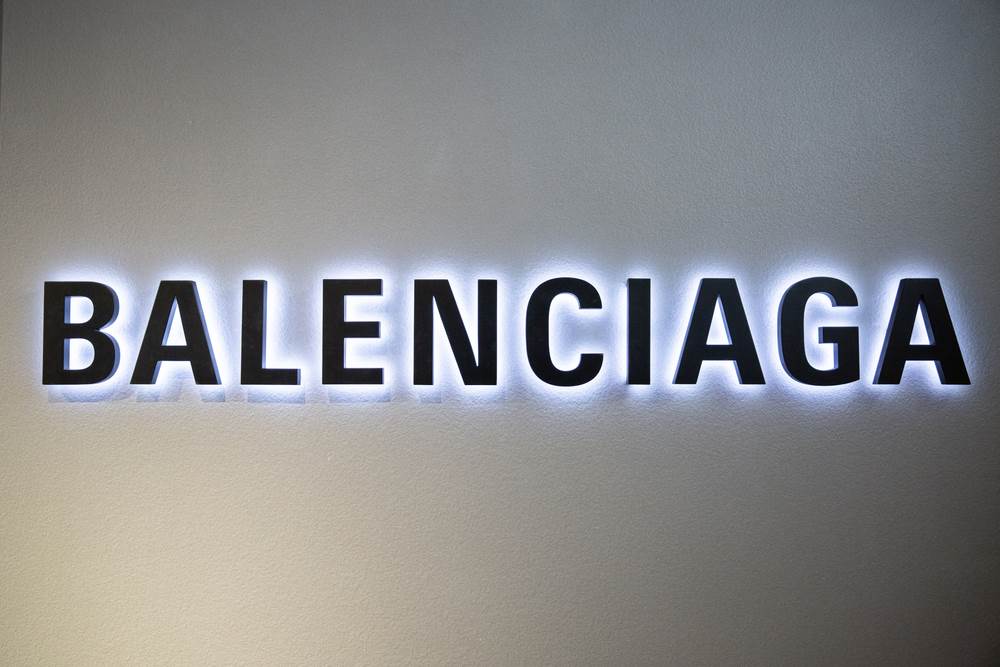 Balenciaga se izvinila zbog kampanje, rekavši da snažno osuđuje zlostavljanje dece u svim oblicima. 