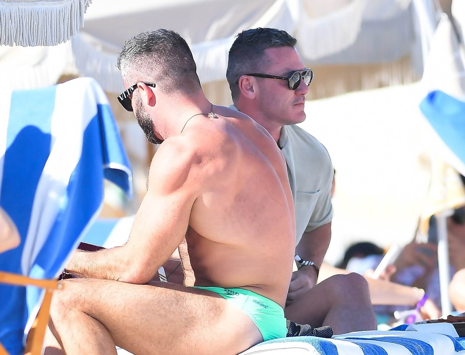 Luk Evans i Fran Tomas uslikani su zajedno na plaži u Majamiju. 