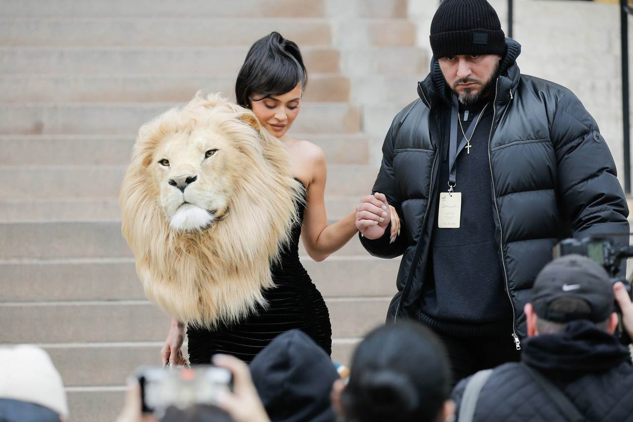  Kajli Džener izazvala je pometnju na reviji u Parizu zbog „uznemirujuće“ haljine sa lavljom glavom. 