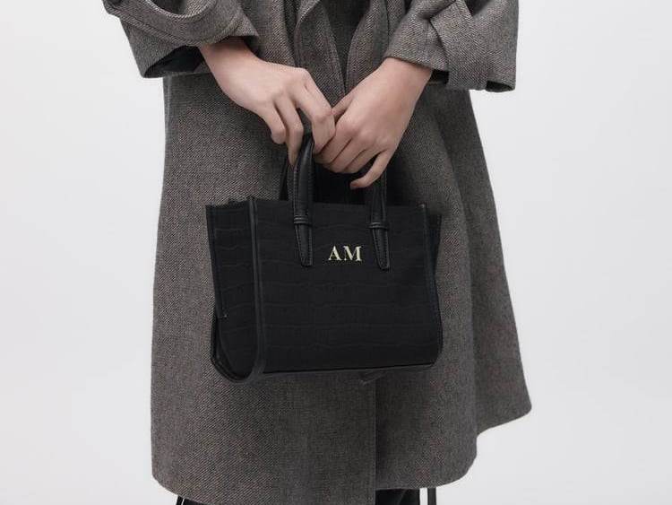  Kako personalizovati Zara torbu inicijalima? 