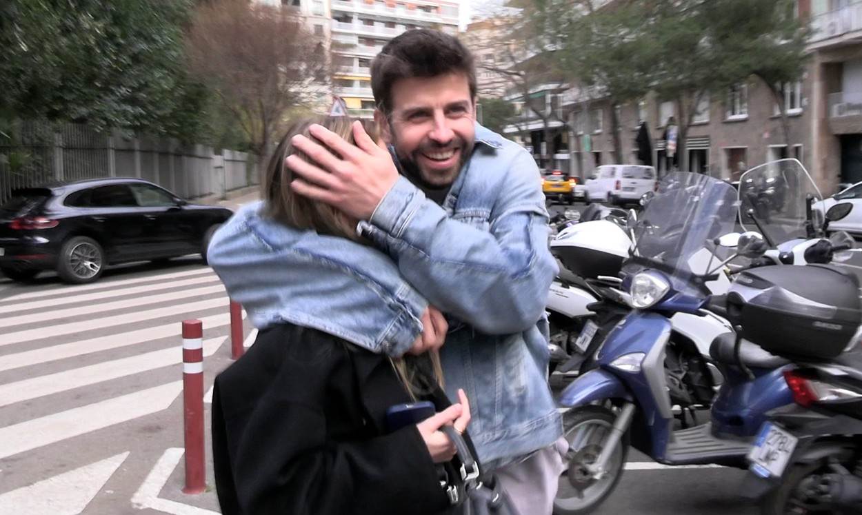  Žerar Pike i Klara Čia Marti uhvaćeni su zajedno na ulicama Barselone u retkom javnom pojavljivanju. 