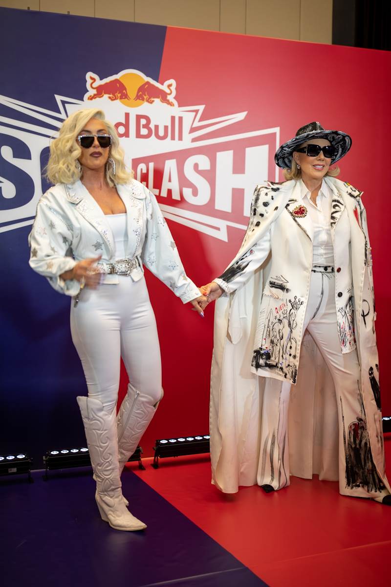 Lepa Brena i Senida učestvuju na SaoundClash festivalu. Lepa Brena i Senida učestvuju na SaoundClash festivalu.