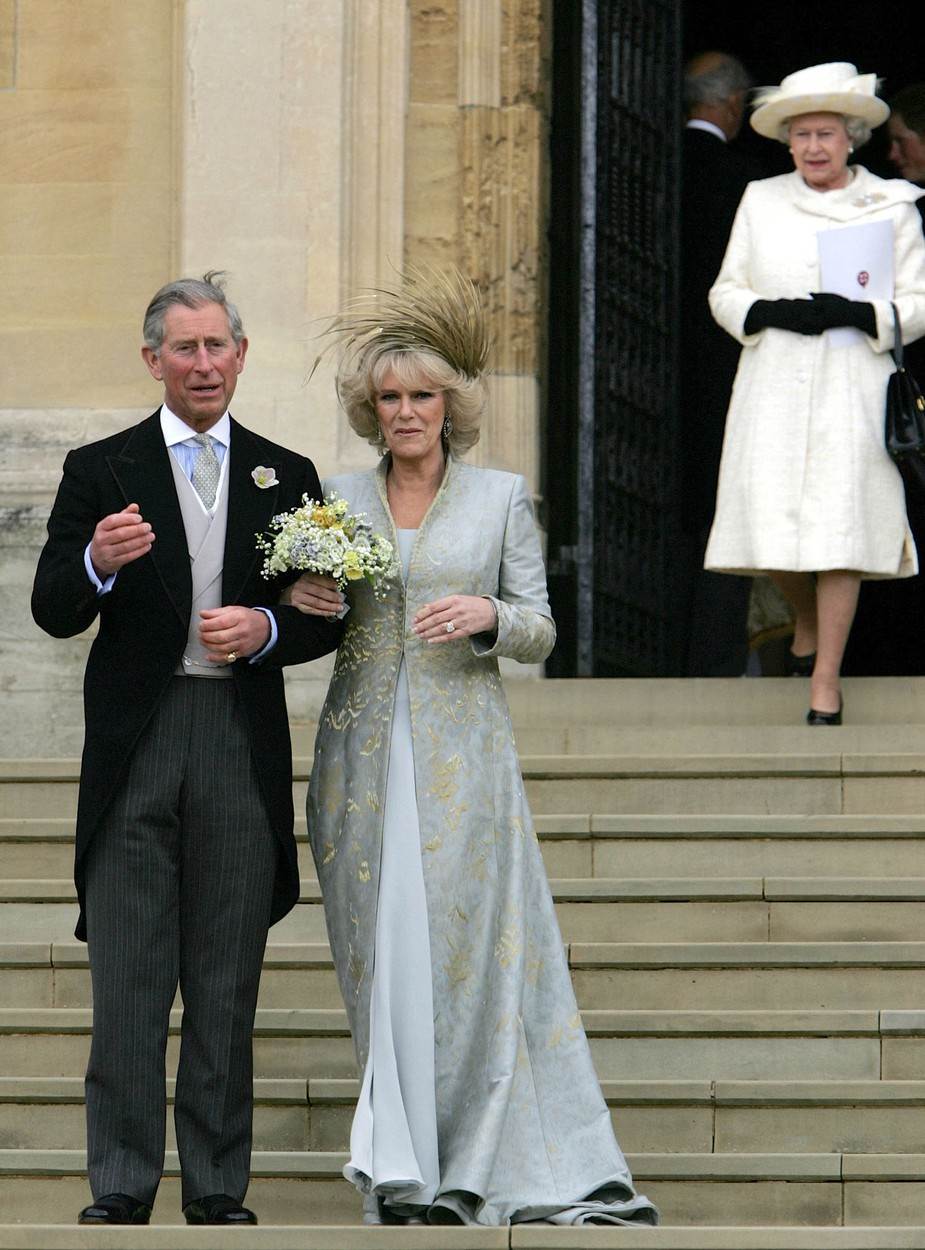  Kamili se na venčanju pojavila kraljica u belom. 